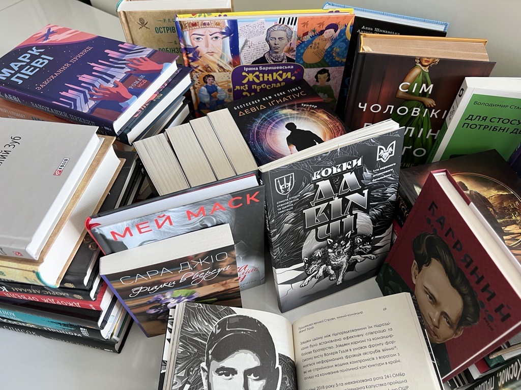 Moneyveo разыгрывает книги от Vivat